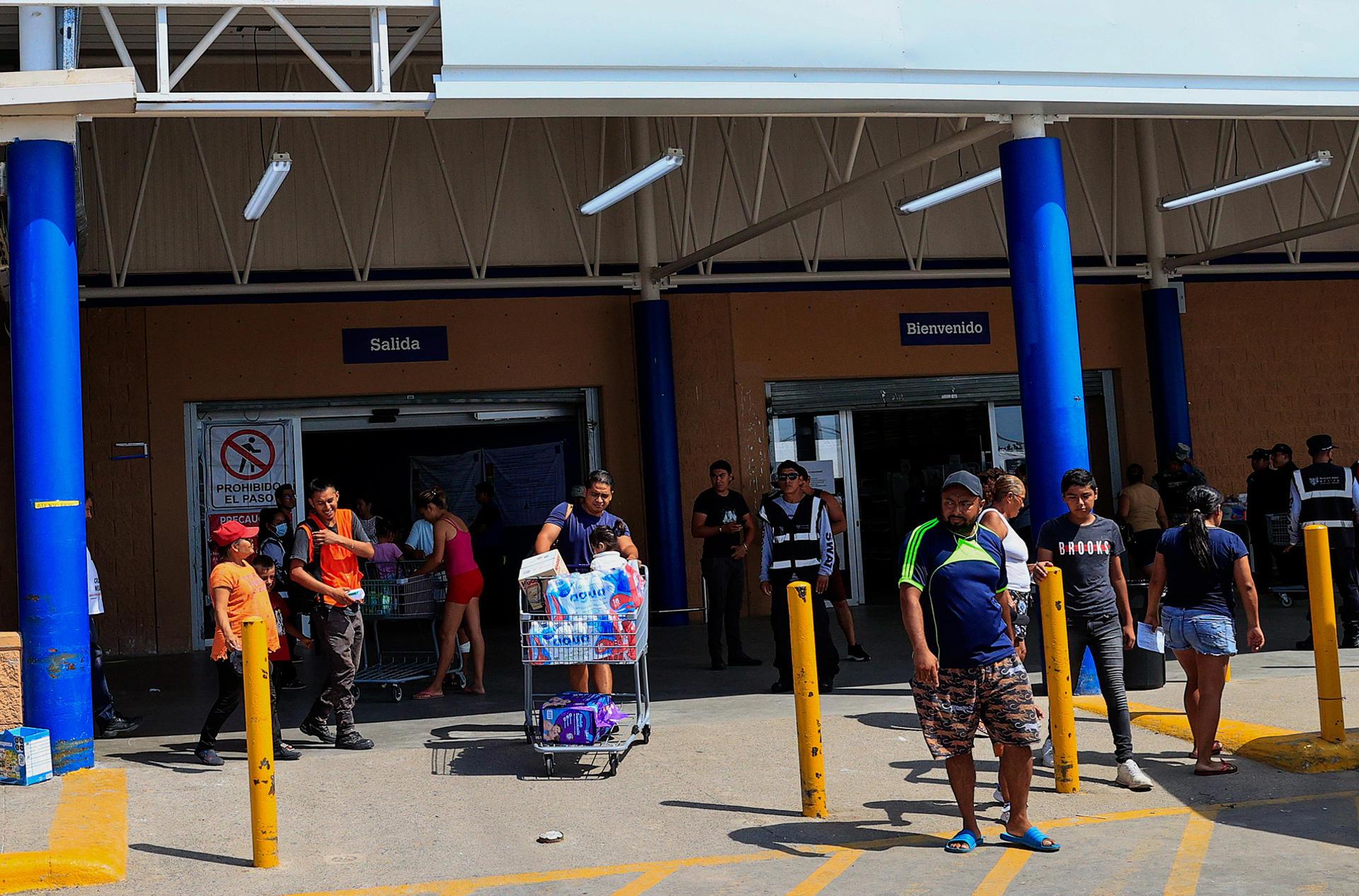 Largas filas en Acapulco por la reapertura de supermercados