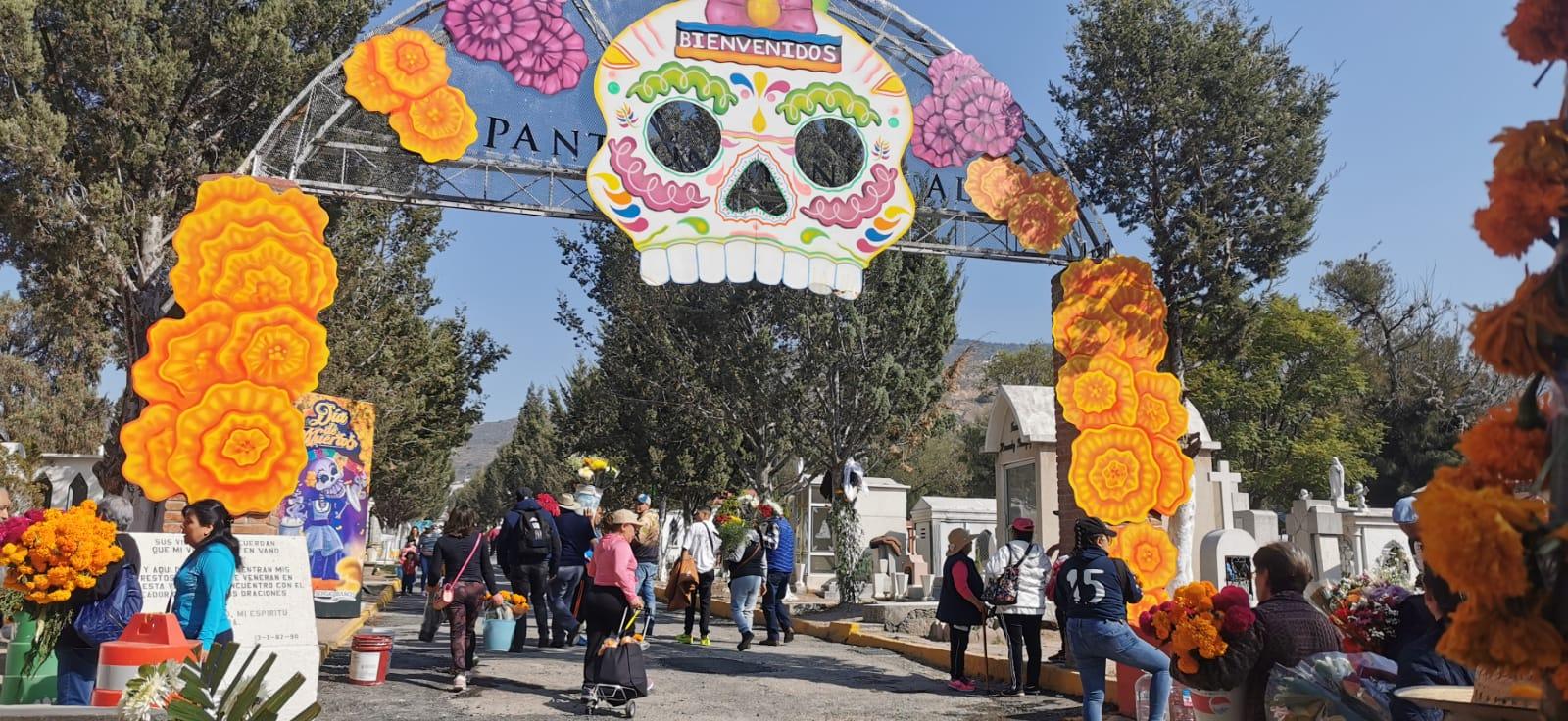 Panteón municipal: las familias compartieron comida y agua con sus muertos