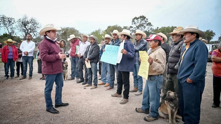 Entregan equipo agrícola y paquetes de conejos a productores