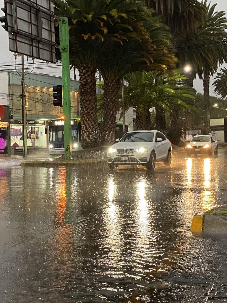 Inundaciones y caos vial en Pachuca 