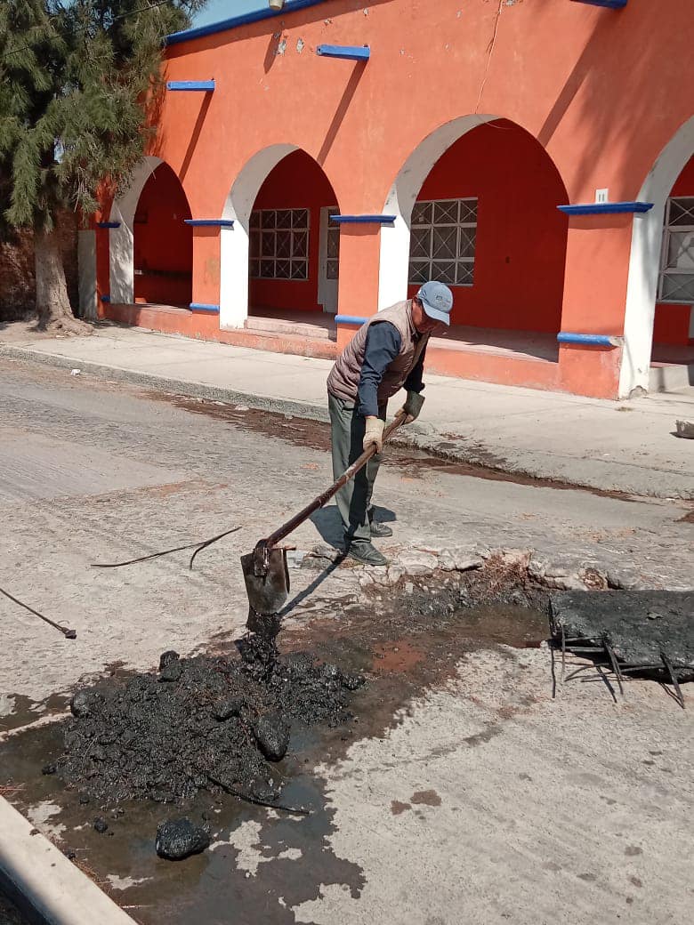 Desazolvan red de drenaje sanitario, para evitar taponamientos