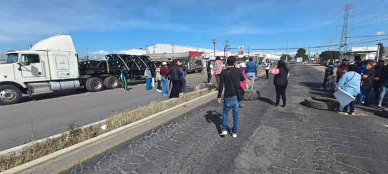 Por falta de agua, colonos de Ciudad Sahagún, bloquean la carretera federal.