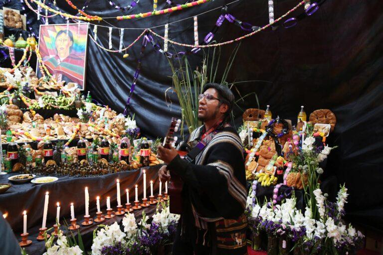 Ecuador, México y Perú exhiben altares preparados para “recibir” a sus muertos en Bolivia