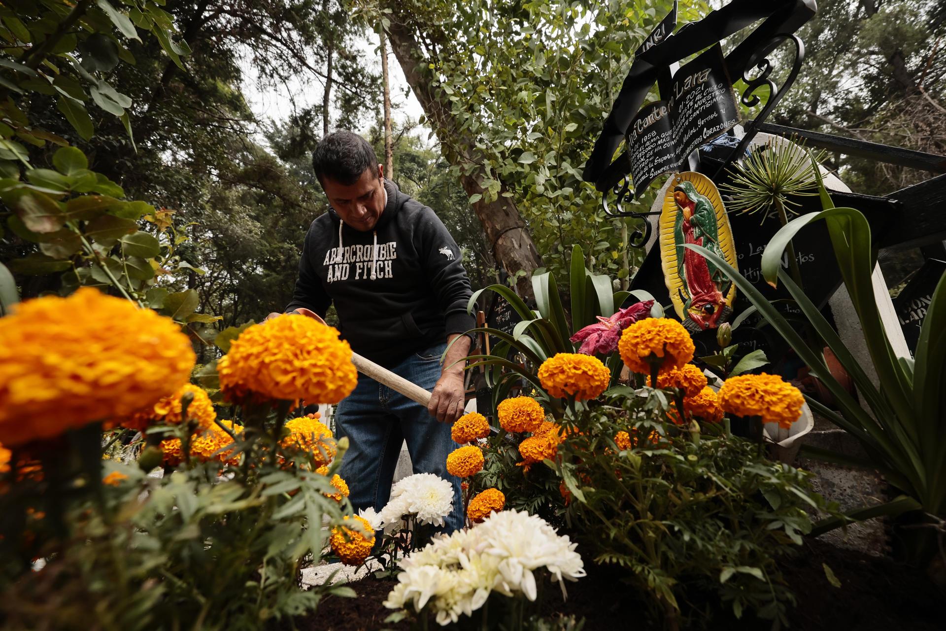 Los mexicanos se vuelcan en un Día de Muertos marcado por el aumento de precios