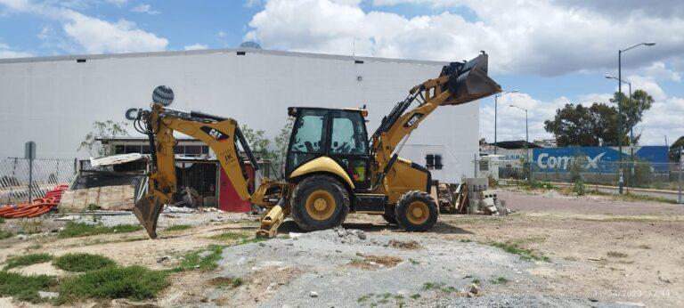 Con lujo de violencia, roban una retroexcavadora