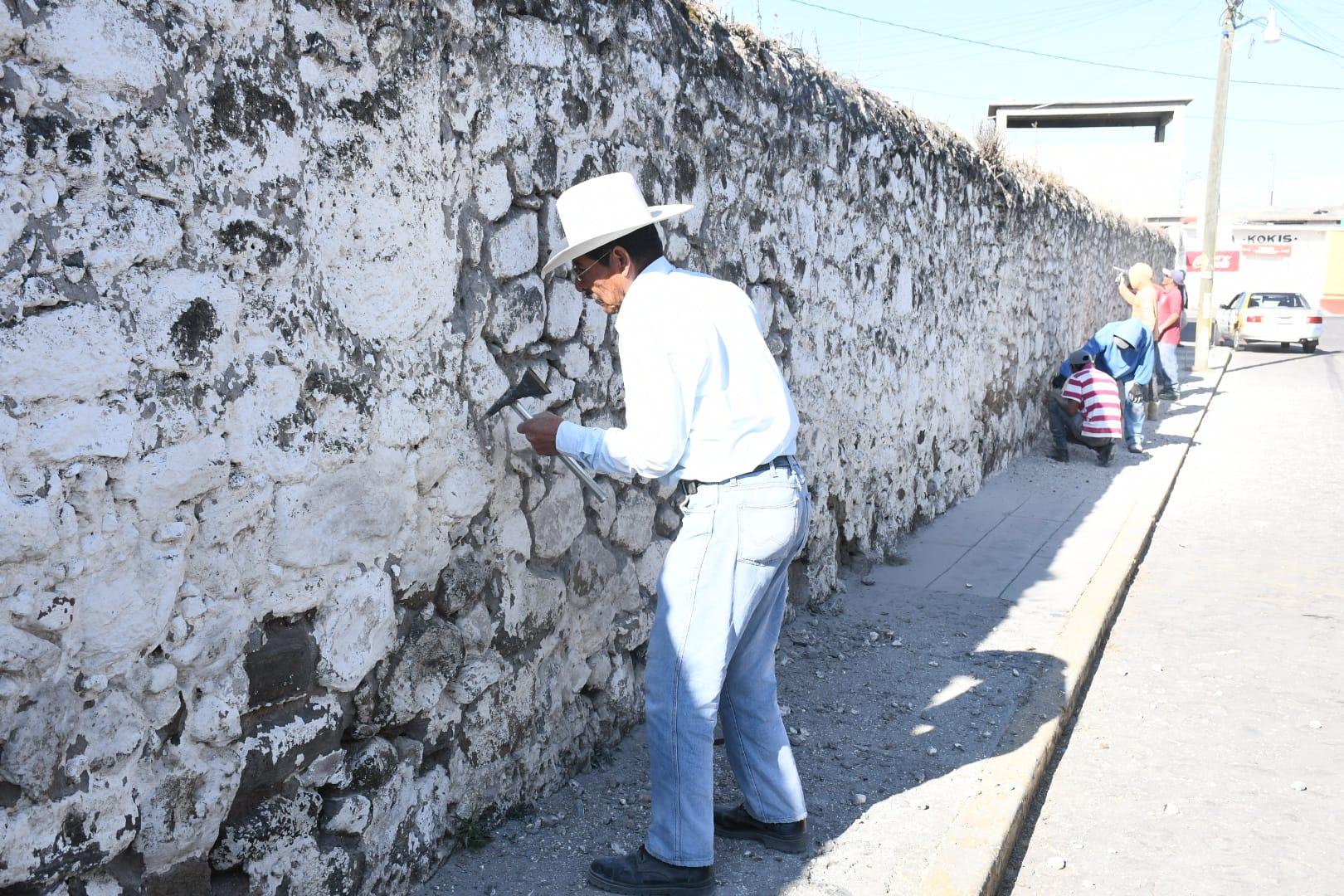 Supervisan rehabilitación de barda de la iglesia de Santo Tomás