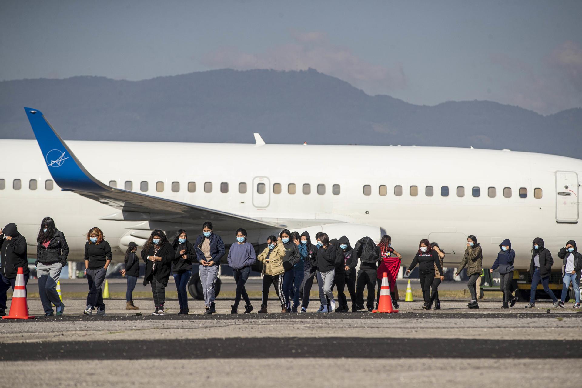 EE.UU. duplica en el año fiscal 2023 el número de indocumentados deportados