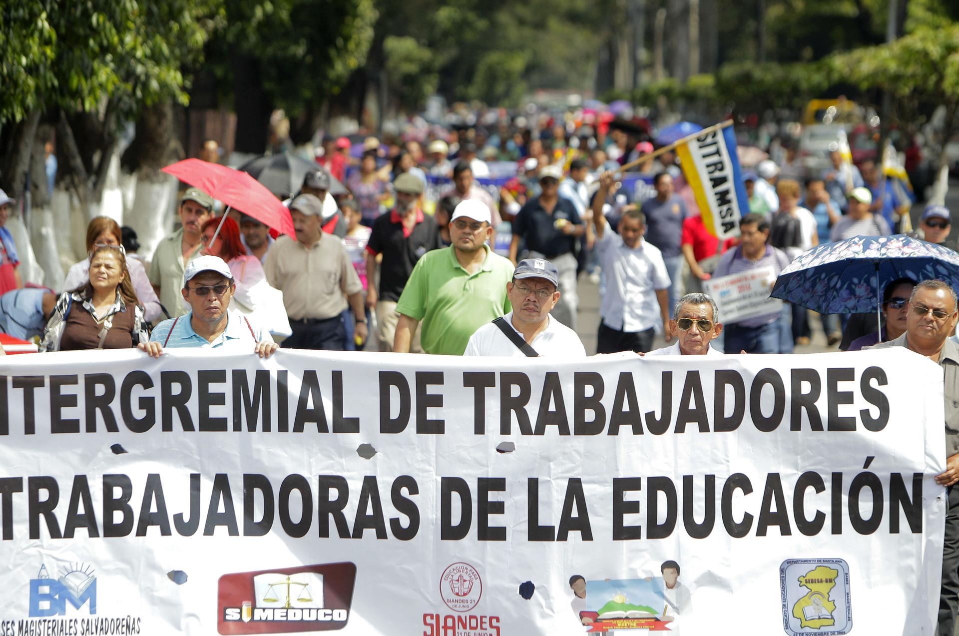 Maestros convocan a protestas en El Salvador por falta de aumento salarial