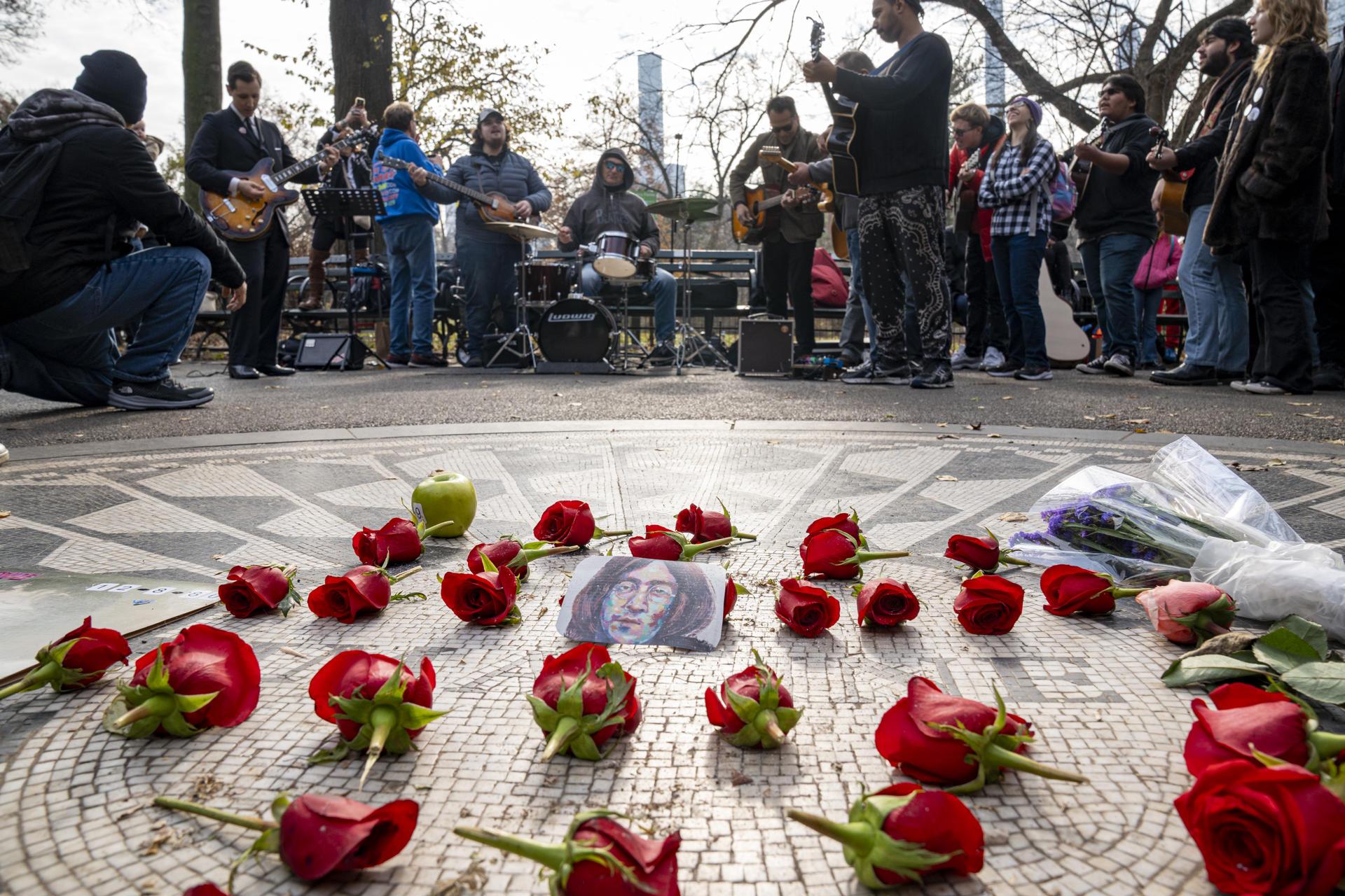 Fans recuerdan a Lennon el día de su muerte con flores, manzanas y música en Central Park