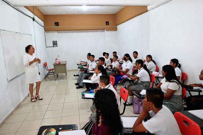 El 90 % de estudiantes de México, en riesgo de truncar su futuro académico y profesional