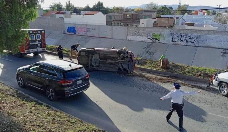 Aparatoso choque y vuelco; dos personas resultaron lesionadas Aparatoso choque y vuelco; dos personas resultaron lesionadas