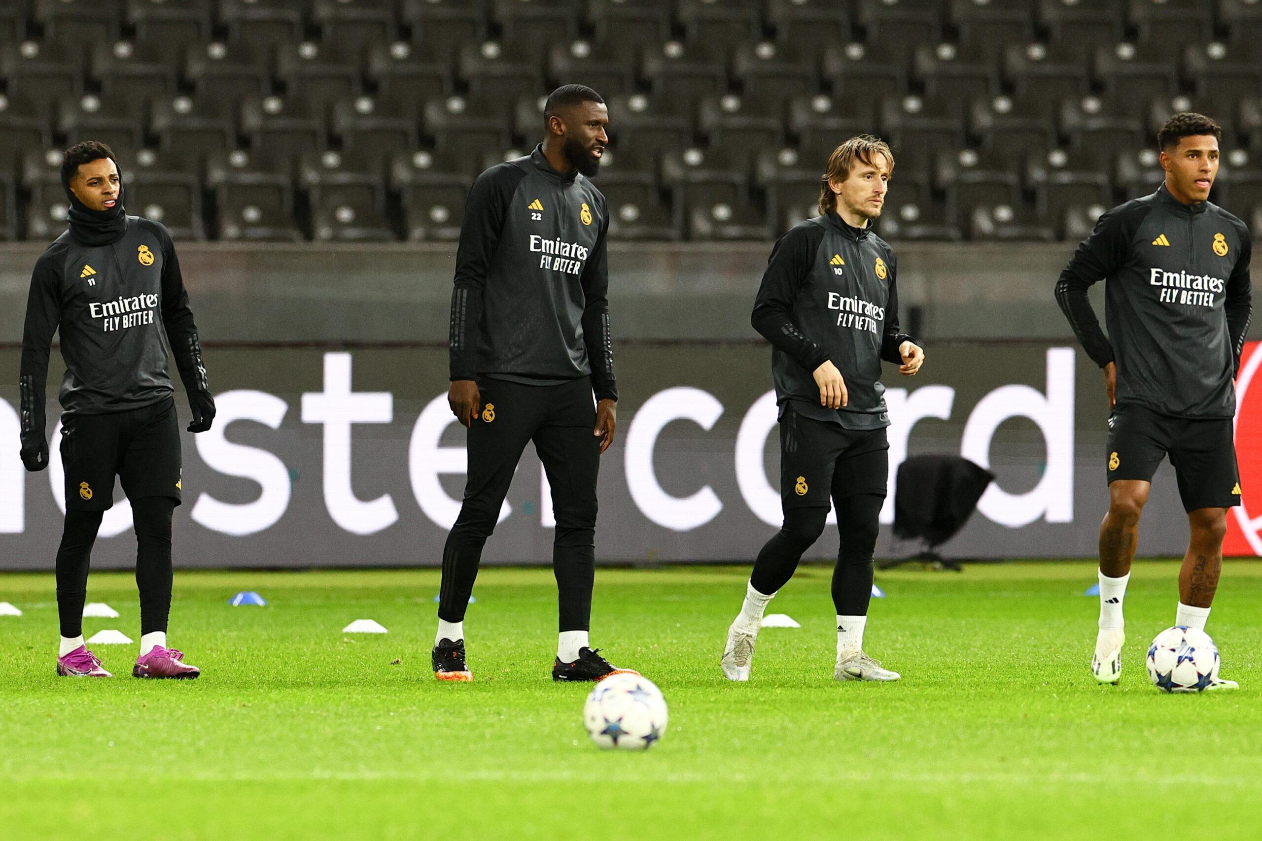 El Real Madrid se entrena bajo la lluvia en el majestuoso Olímpico de Berlín 