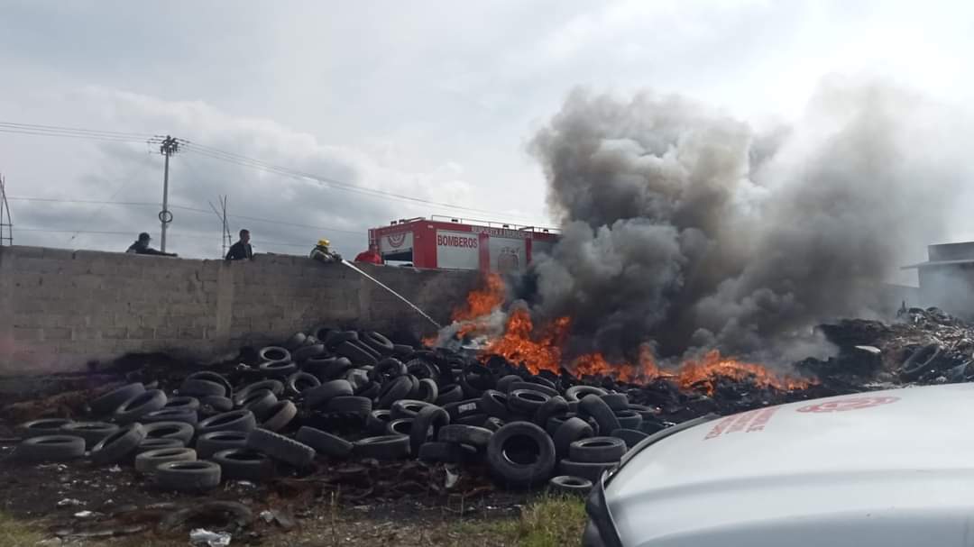 Presuntos delincuentes provocan incendio de llantas 