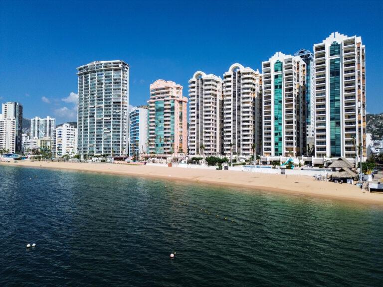 Restauranteros y empresarios de Acapulco están preocupados por playas vacías Restauranteros y empresarios de Acapulco están preocupados por playas vacías