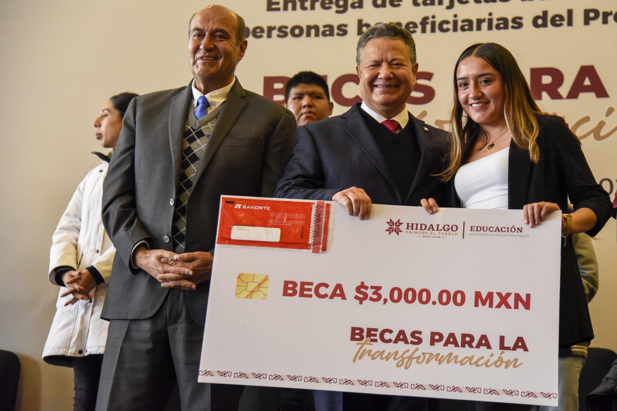 Entregan tarjetas bancarias a beneficiarios del programa “Becas para la Transformación”