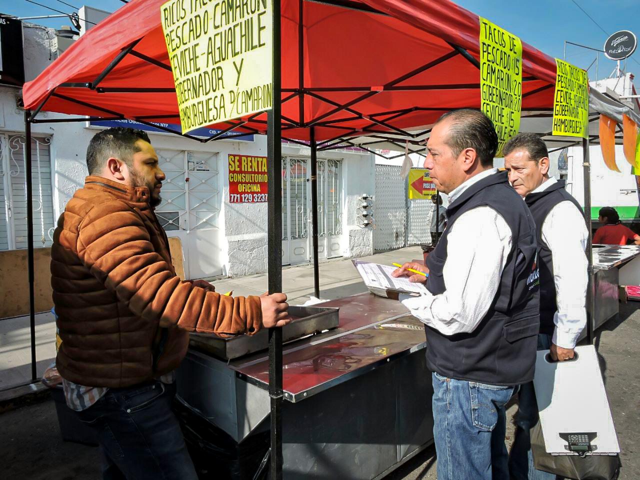 Implementan operativos sanitarios a vendedores de alimentos