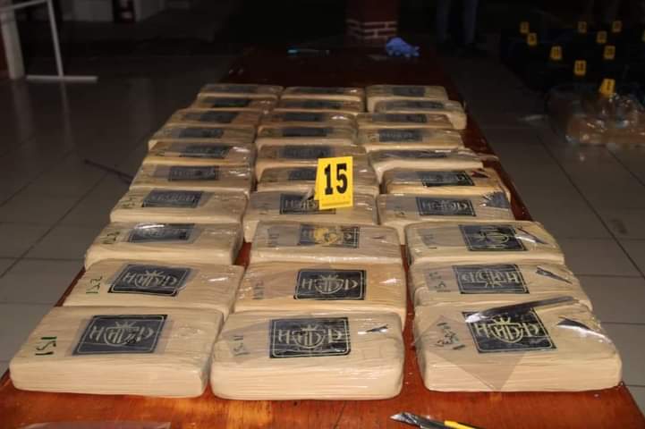 Secretaría de Marina decomisa más de 1.5 toneladas de cocaína y detienen a seis Secretaría de Marina decomisa más de 1.5 toneladas de cocaína y detienen a seis