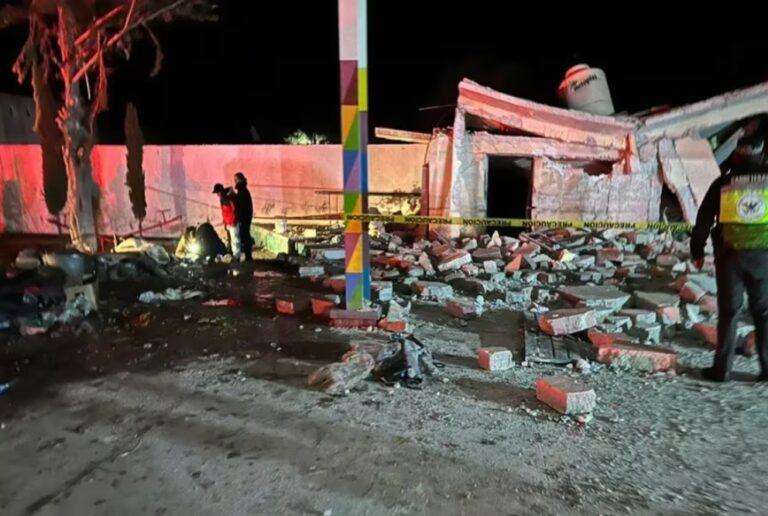 Terrible explosión de pirotecnia, cobra la vida de tres personas y hay 25 heridos Terrible explosión de pirotecnia, cobra la vida de tres personas y hay 25 heridos
