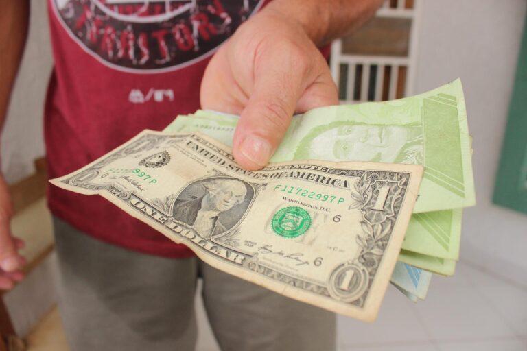 La moneda de Venezuela cierra el año 2023 con una caída superior al 50 % frente al dólar La moneda de Venezuela cierra el año 2023 con una caída superior al 50 % frente al dólar
