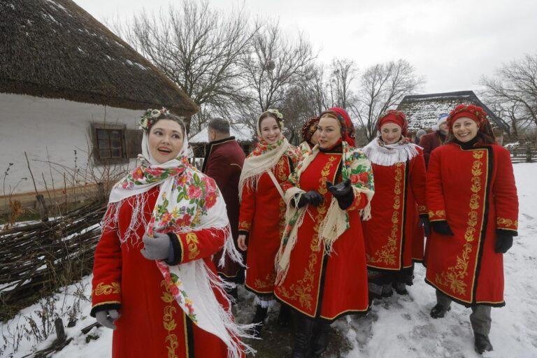 Ucranianos celebran por primera vez Navidad el 25 de diciembre en medio de ataques rusos Ucranianos celebran por primera vez Navidad el 25 de diciembre en medio de ataques rusos