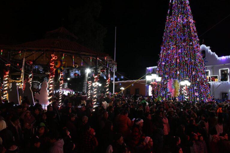 Encienden árbol navideño en Zempoala