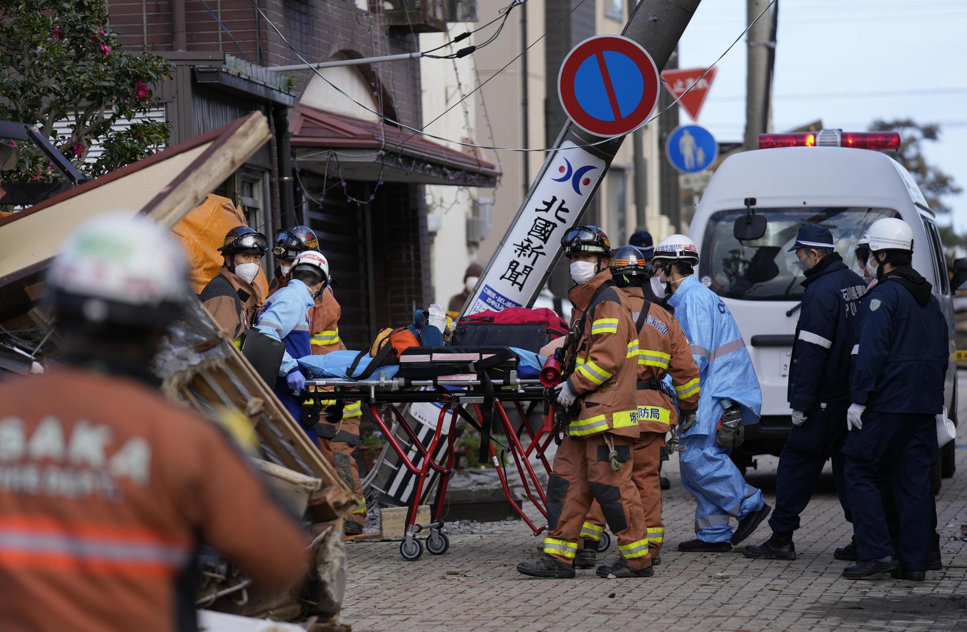 Sismo de 5,3 vuelve a sacudir el centro de Japón mientras siguen las tareas de rescate