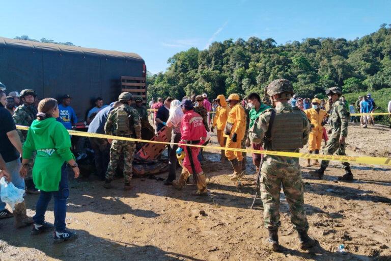 Aumentan a 33 fallecidos por derrumbes en una carretera del departamento colombiano del Chocó Aumentan a 33 fallecidos por derrumbes en una carretera del departamento colombiano del Chocó