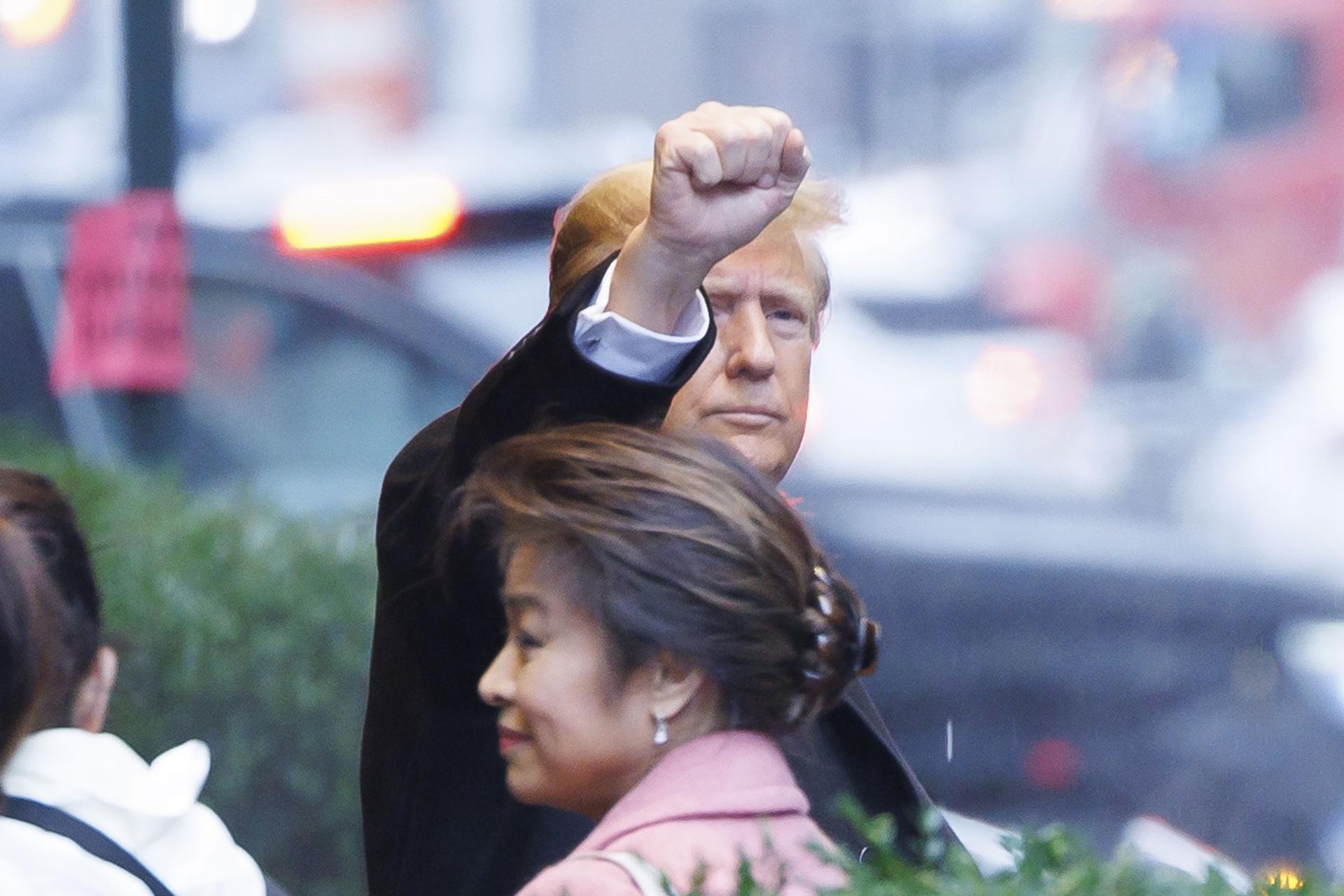 Trump testifica brevemente en su juicio por difamación contra escritora E. Jean Carroll