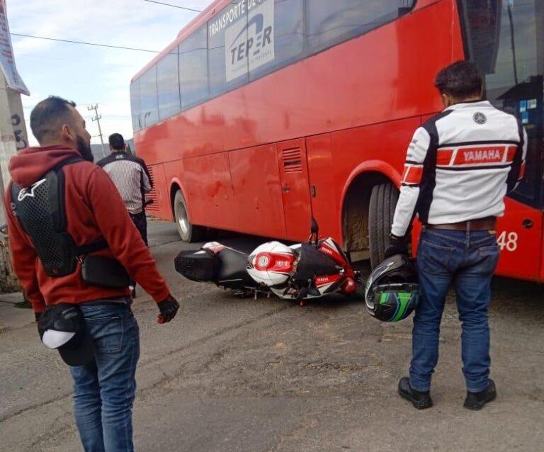 Regidor independiente de Tepeapulco, choca contra un autobús