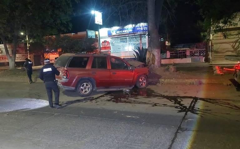 Chocan y abandonan camioneta en bulevar de Tulancingo