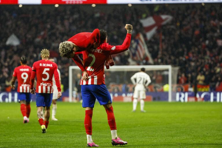Santi Giménez le gana la partida al ‘Chucky’ Lozano Santi Giménez le gana la partida al ‘Chucky’ Lozano