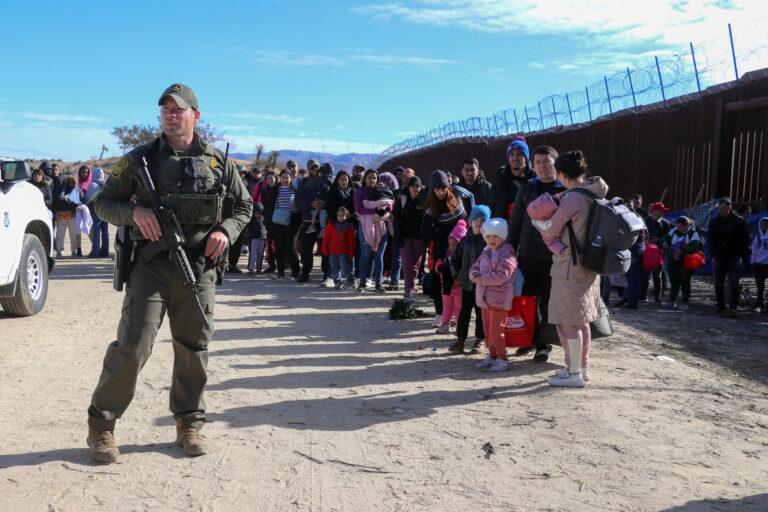 Llegada récord de migrantes a la frontera sur de Estados Unidos pone a Biden contra las cuerdas