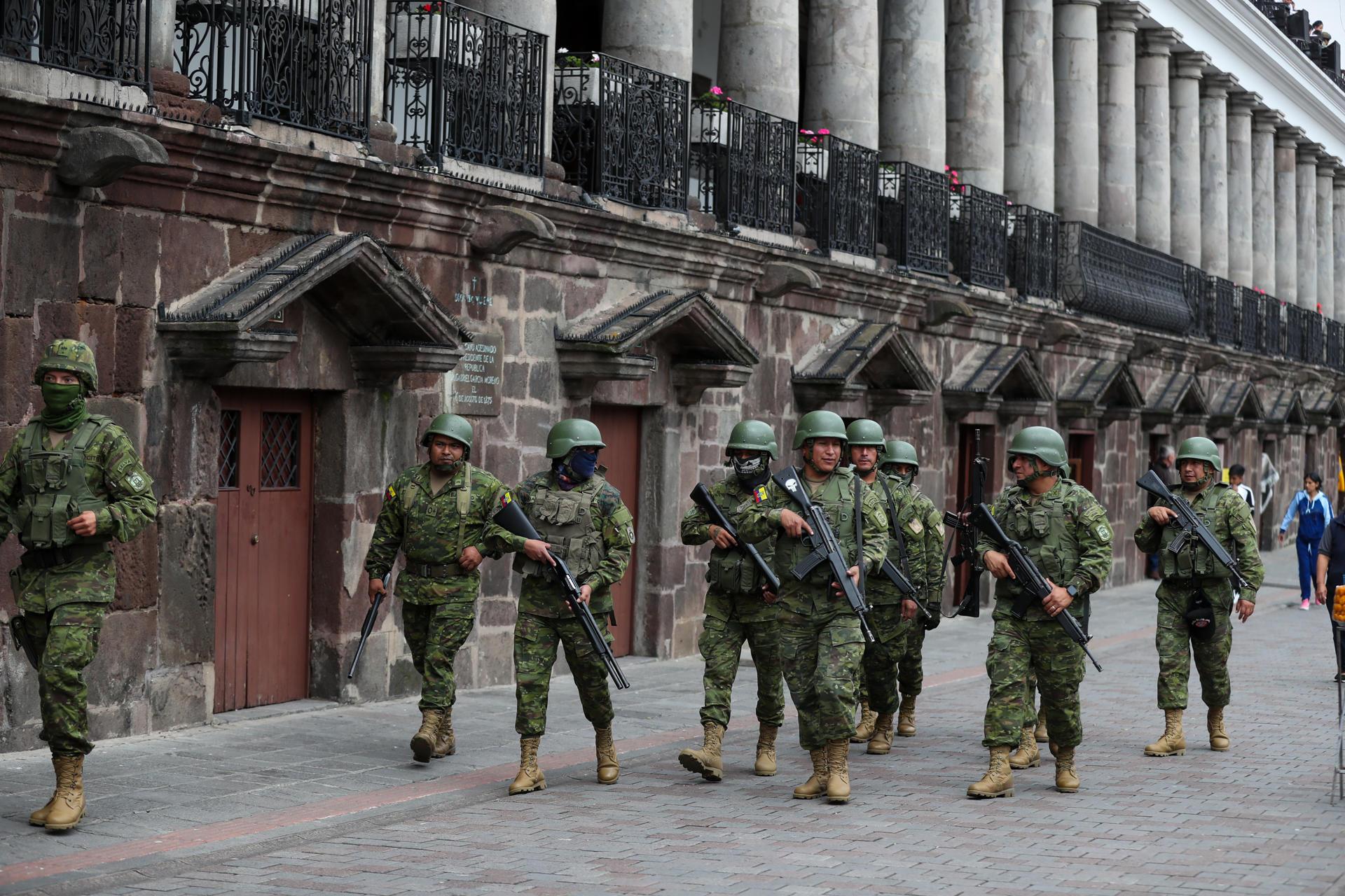 Ecuador declara conflicto armado interno y pide acción militar