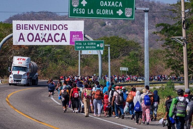 Miles de migrantes de la caravana se reagrupan para avanzar Miles de migrantes de la caravana se reagrupan para avanzar