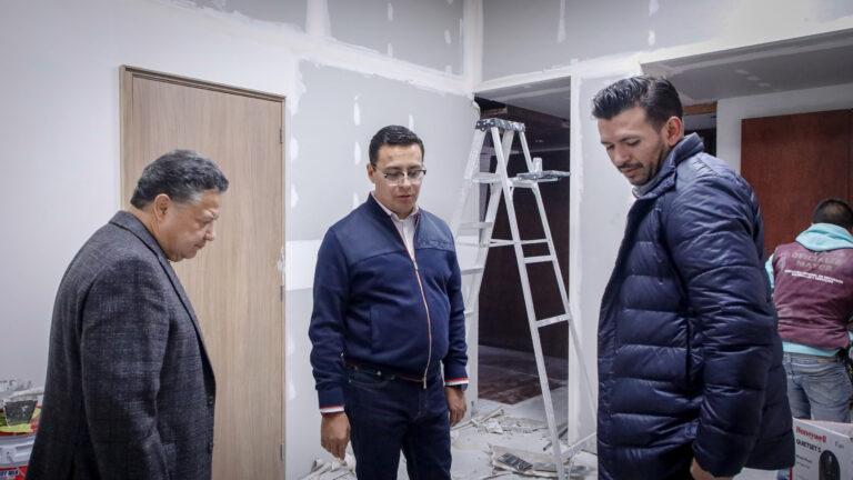 Julio Menchaca supervisa rehabilitación del Edificio de Gobierno