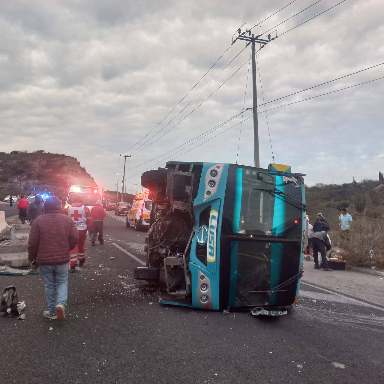 Chofer habla por celular, pierde control de microbús y vuelca, 10 heridos