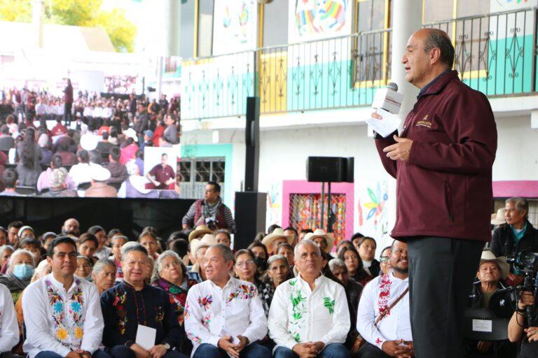 Benefician a más de 500 estudiantes con entrega de equipamiento