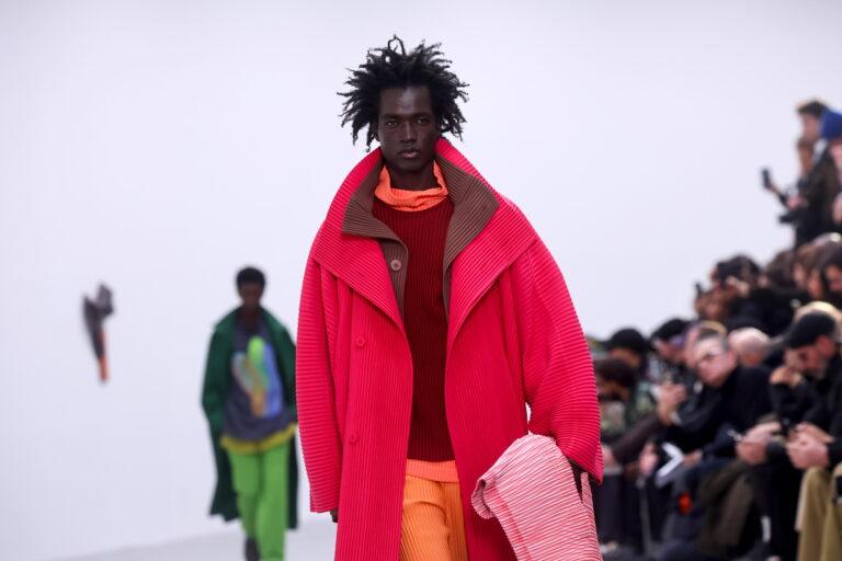 Issey Miyake deslumbra con moda conceptual Issey Miyake deslumbra con moda conceptual