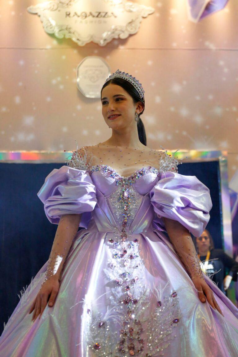 Exhiben vestido con 3 mil cristales Exhiben vestido con 3 mil cristales