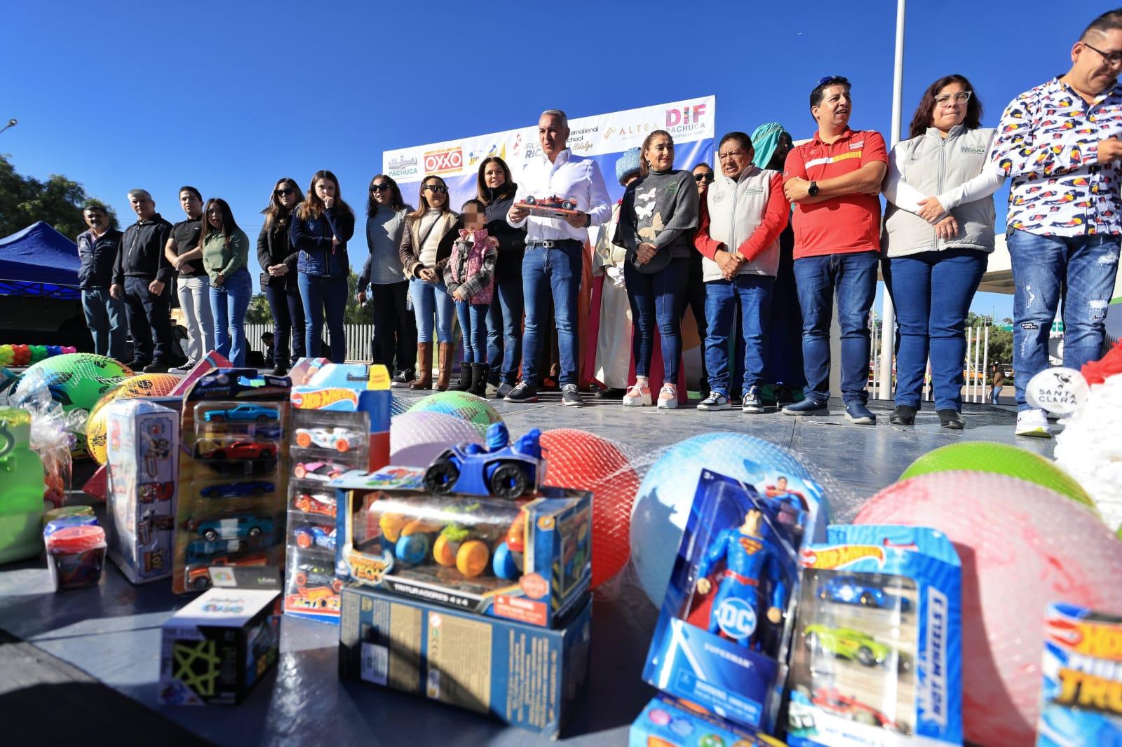 Entregan en Pachuca más de 1,500 juguetes a niñas y niños