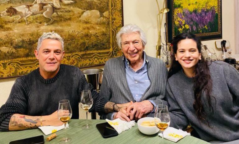 Rosalía y Alejandro Sanz le dan una sorpresa de Reyes Magos a Manuel Alejandro Rosalía y Alejandro Sanz le dan una sorpresa de Reyes Magos a Manuel Alejandro