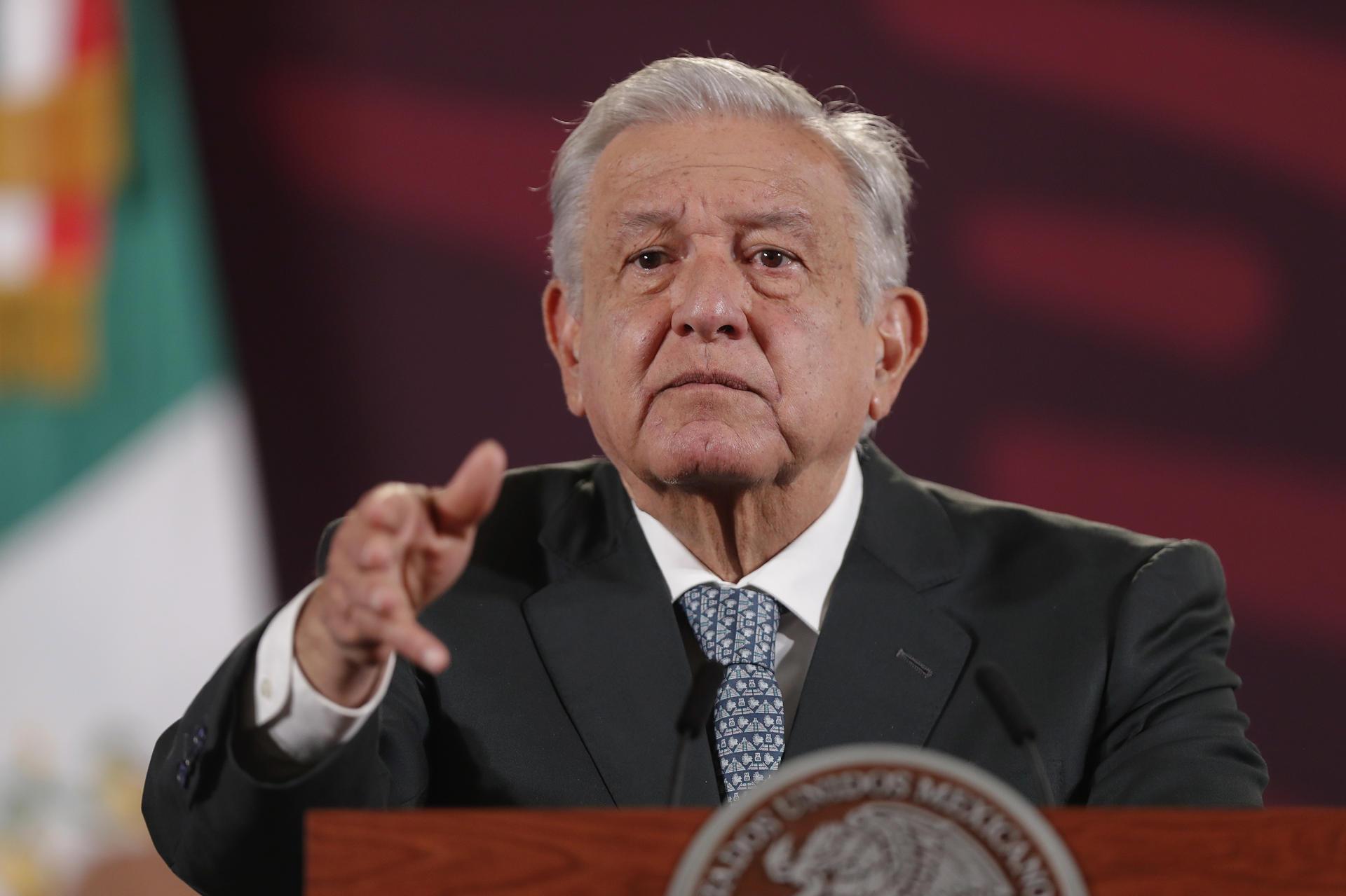 López Obrador pide disculpas tras decirle “señor” a una diputada trans de su partido