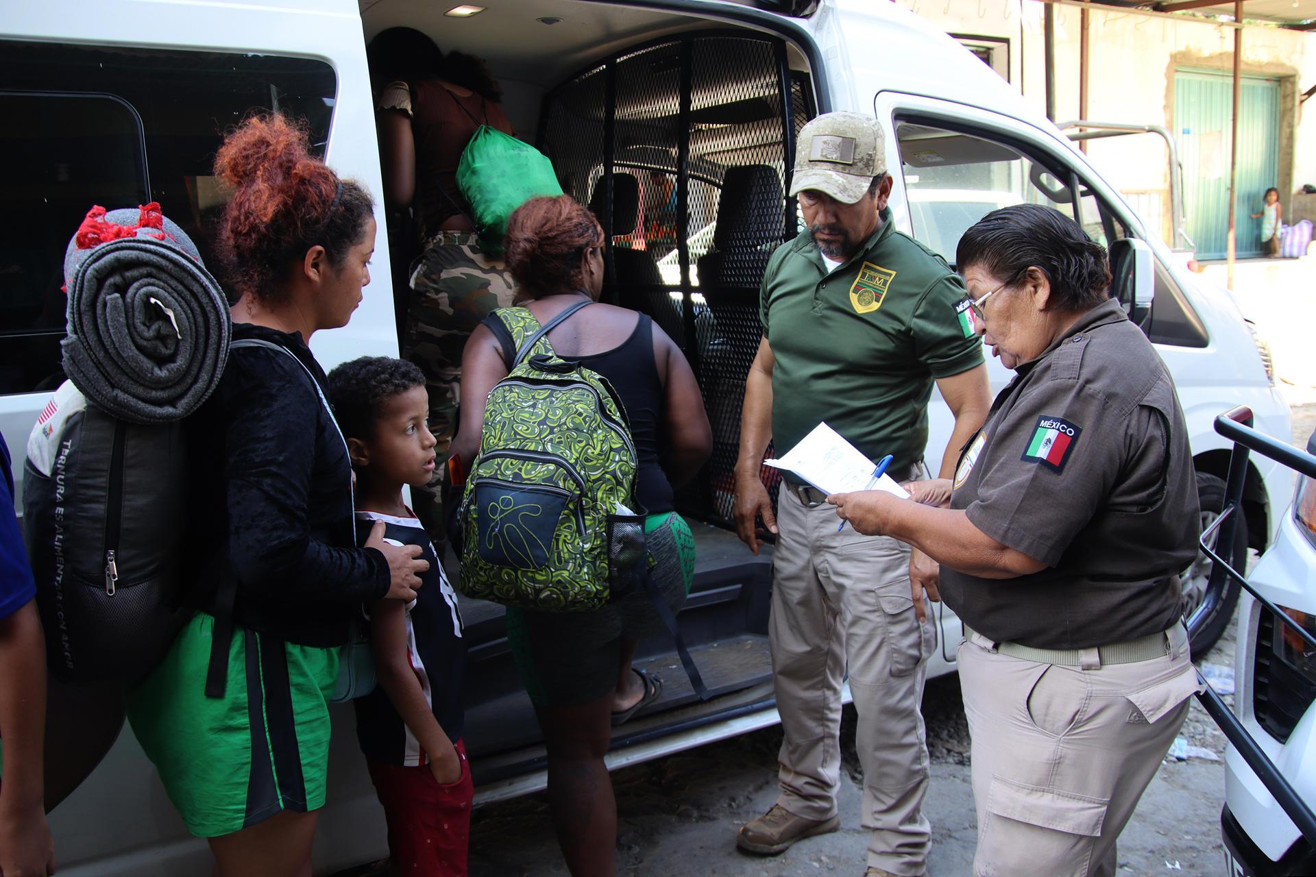 México halla a 101 guatemaltecos hacinados en una casa cerca de la frontera con EE.UU.