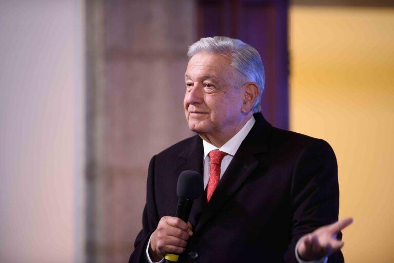 Reducción de diputados plurinominales y permanencia de programas sociales, temas claves para AMLO