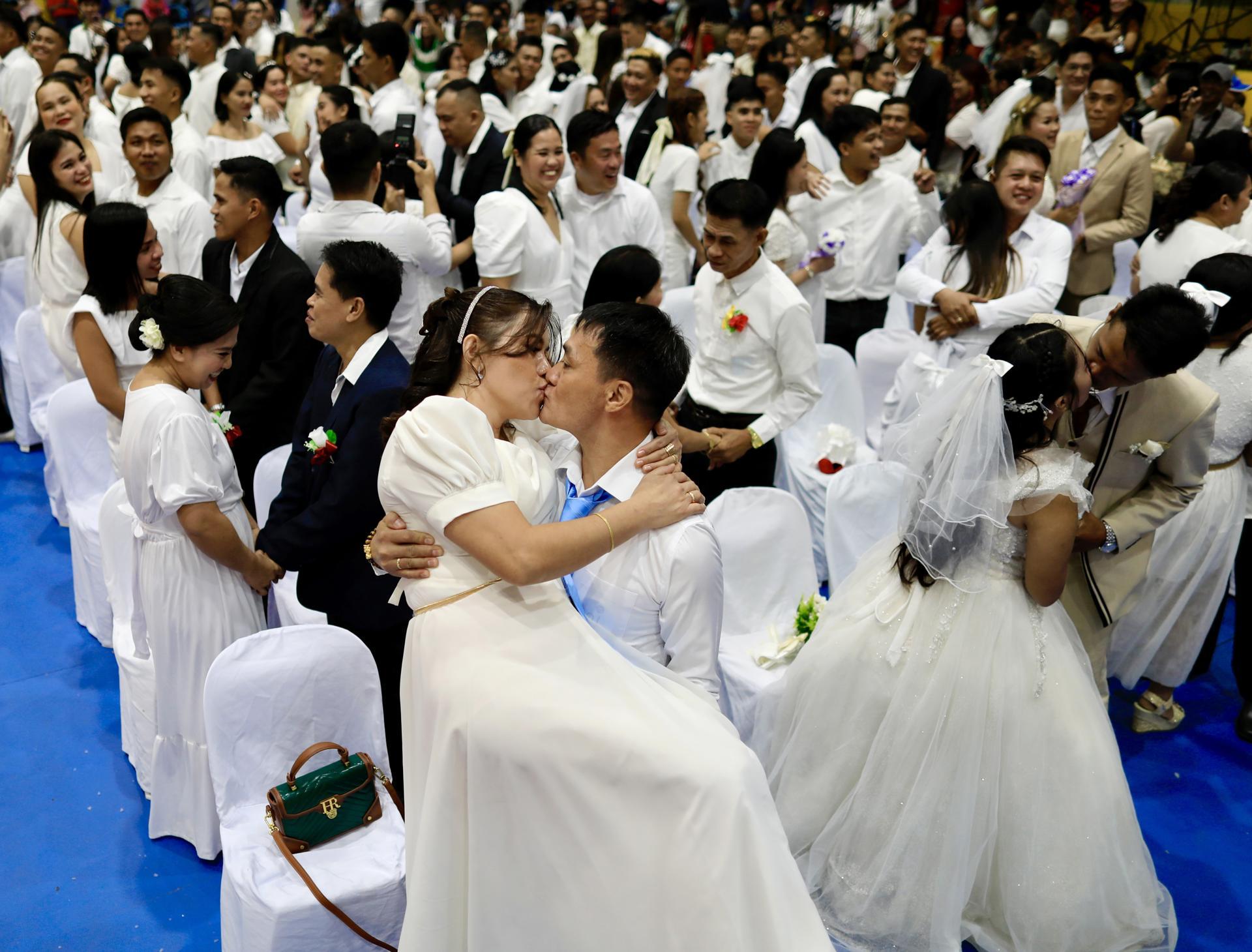 Bodas colectivas, consumismo y advertencias morales en Asia por San Valentín