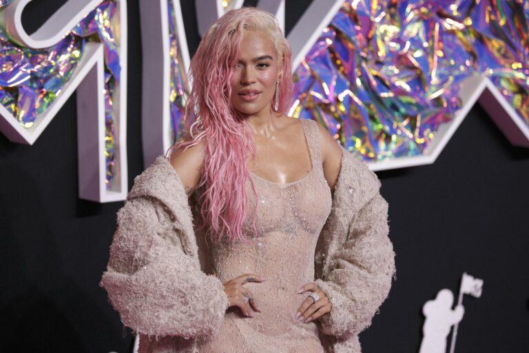 Karol G reina en Premio Lo Nuestro, mientras que Bad Bunny se queda con las manos vacías Karol G reina en Premio Lo Nuestro, mientras que Bad Bunny se queda con las manos vacías