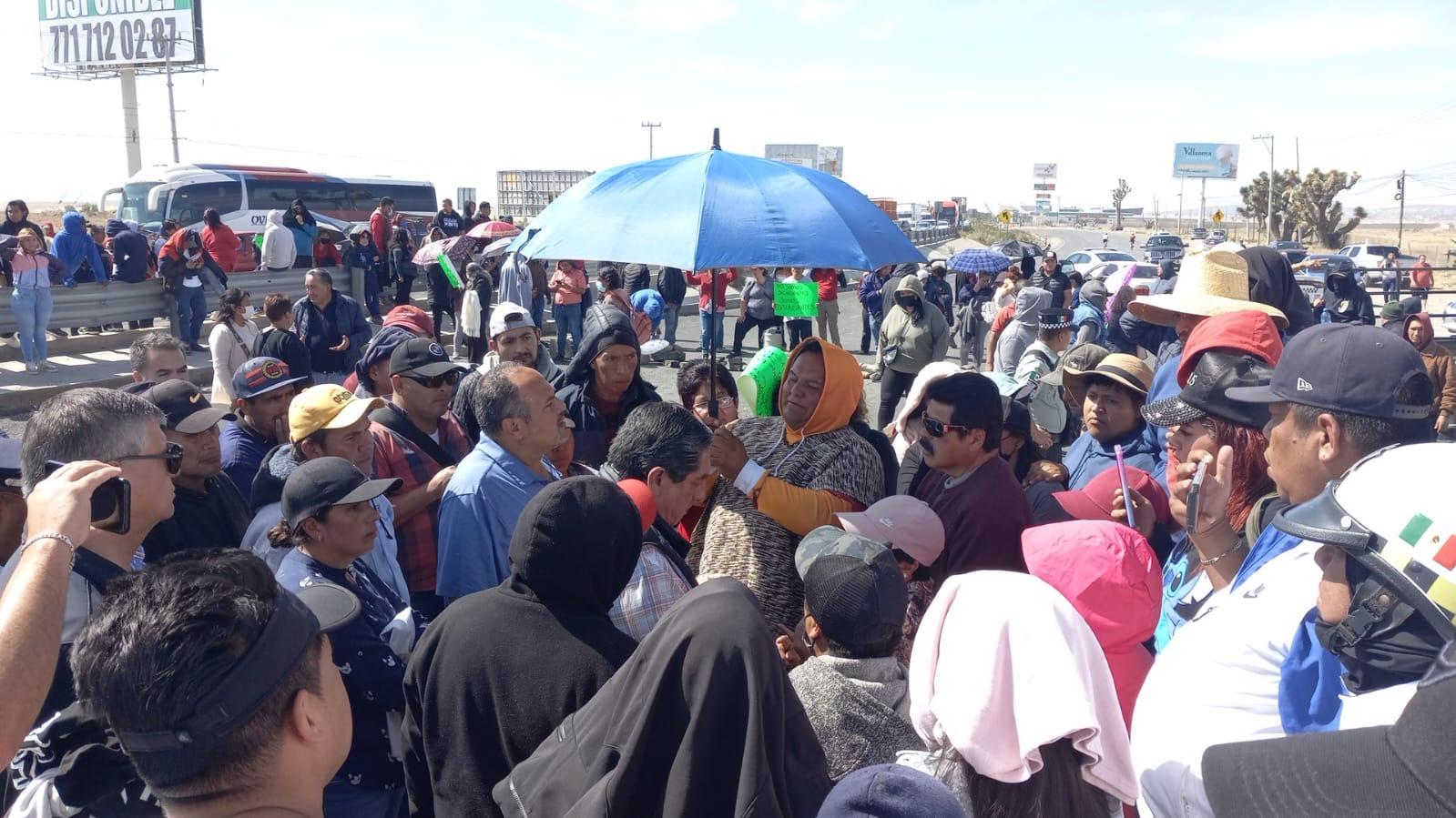 Comerciantes bloquean la México Pachuca