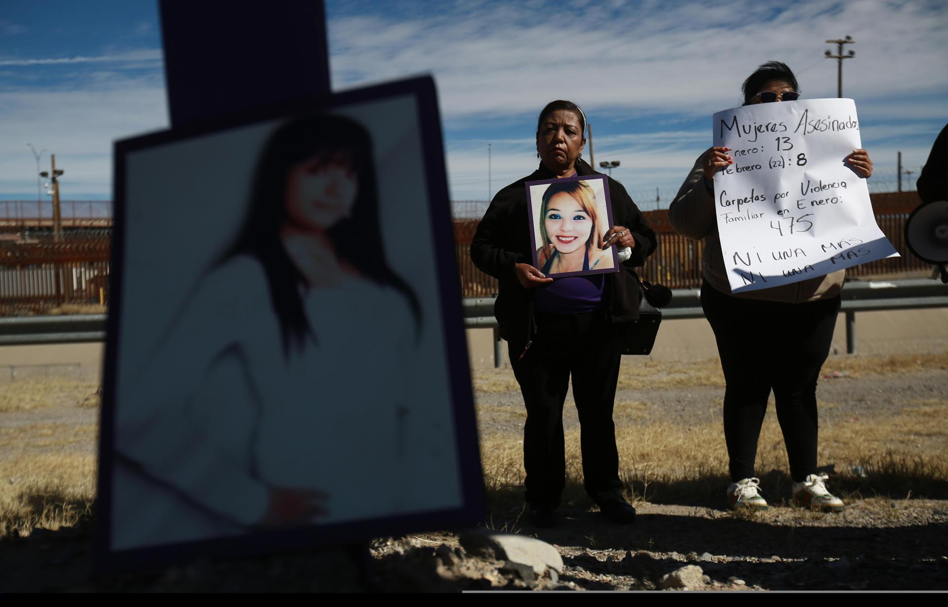 Madre recuerda con una cruz a su hija asesinada y a desaparecidas en frontera México-EEUU