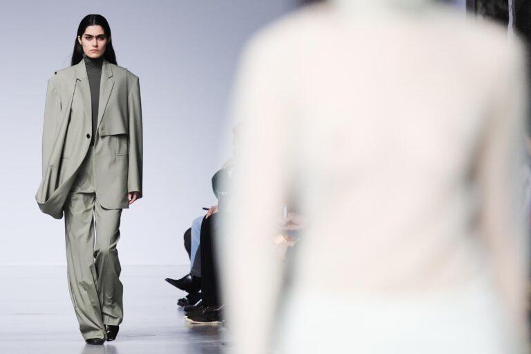 Gauchére sigue su apuesta por el minimalismo y Roger Vivier recupera las botas de Bardot Gauchére sigue su apuesta por el minimalismo y Roger Vivier recupera las botas de Bardot