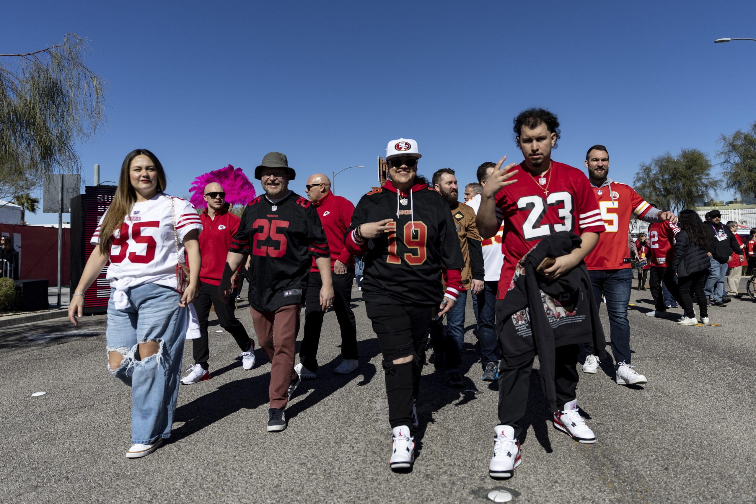 Los fans de Chiefs y 49ers tiñeron de rojo el Allegiant Stadium